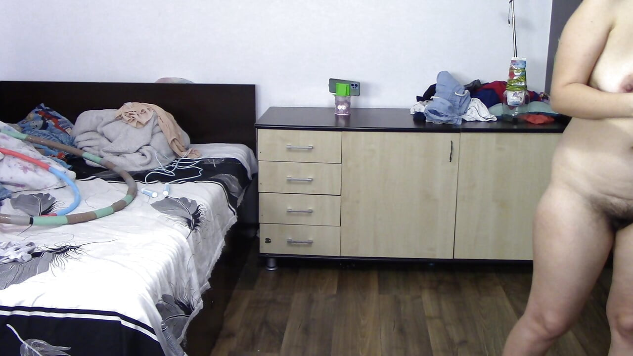 Sexy ehefrau trainiert zu hause nackt. Amateur-ehefrau masturbiert mit ihren fingern in ihrer muschi.