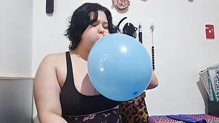 吹箫巨大的蓝色气球
