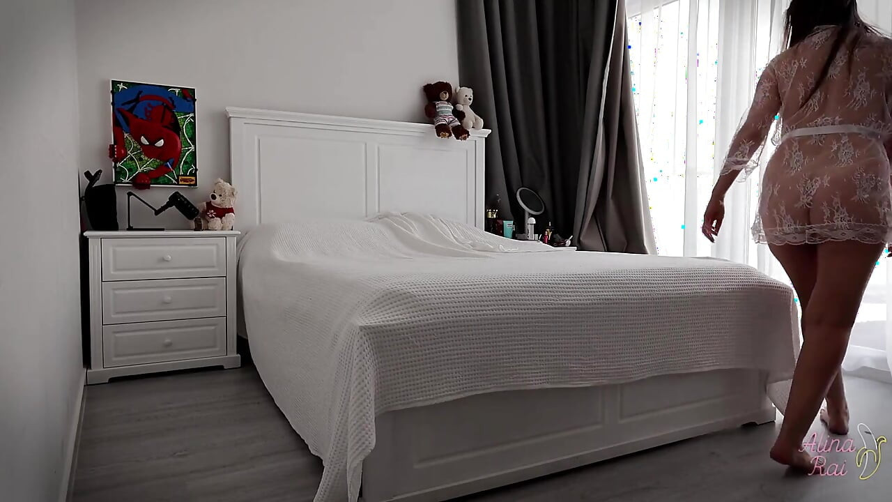 Üvey anne yatak odasında. Onun dolgun beyaz elbisesi içinde