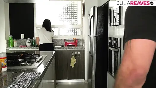 Возбужденная шлюшка залезает на кухонные прилавки, трахается в рот с камшотом