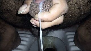 Indische jongen masturbeert heet in de badkamer