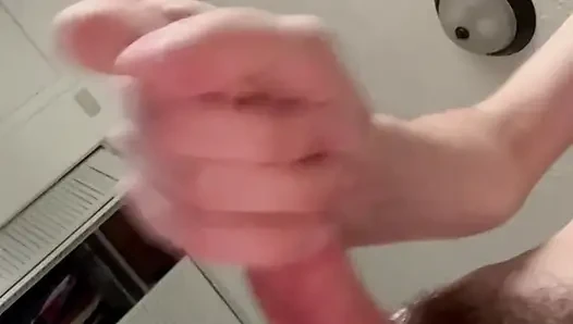 Dean Brady geri döndü. 19 yaşındaki büyük yarak senin için boşalıyor.