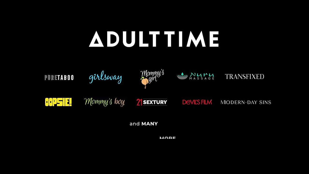 Pornotijd - gelukkige zakenman speelt met de enorme tieten van Karma Rx tijdens een stomende autorit