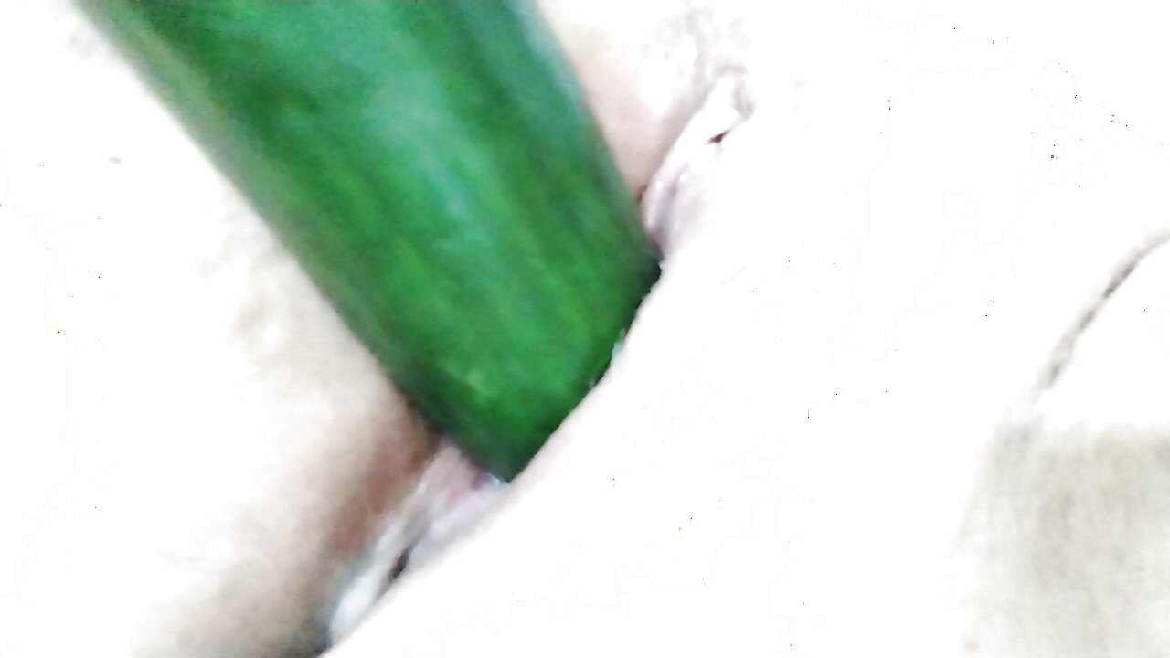 Masturbación con pepino mojado y abofetear areolas masivas al final