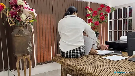 Meine sekretärin weiß, wie man ihr gehalt verdient, sie gibt ihren arsch gnadenlos!