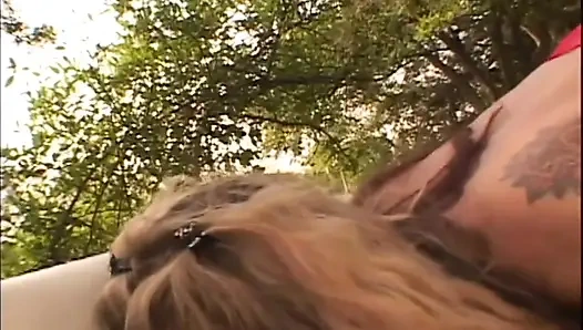 Блондинку-шлюшку почти не трахнули на улице