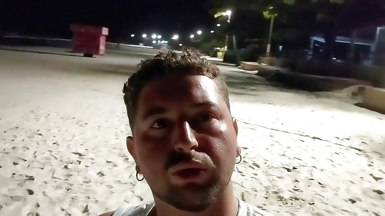 当我穿着短裤弄湿时, 海滩上的人会吓坏