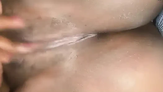 Amcığıyla oynuyor