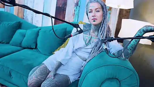 Ich spreche über L - LOVE - ASMR podcast SFW spricht goth dünnes mädchen dreadlocks tattoo-modell inked mädchen