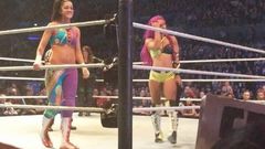 WWE - Bayley en Sasha Banks dansen slecht in de ring