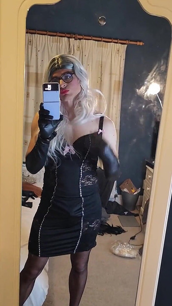 穿着尼龙和缎面内衣