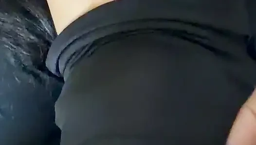 Desi-mädchen lutschte den Penis mit ihrem mund und nahm das Wasser raus.
