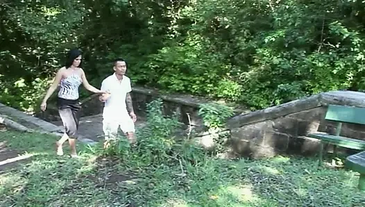 Зрелая блондинка поглощает пульсирующий член в уличном раю