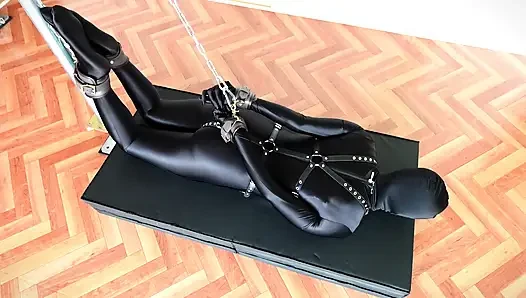 Она наслаждается позами БДСМ