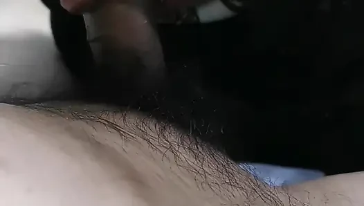 Das Mädchen Hiya gibt einem älteren Kollege eine Stelle, um um eine Stelle zu bitten.