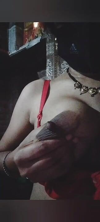 امرأة جميلة وحيدة xXx بالإصبع كس ضيق صغير