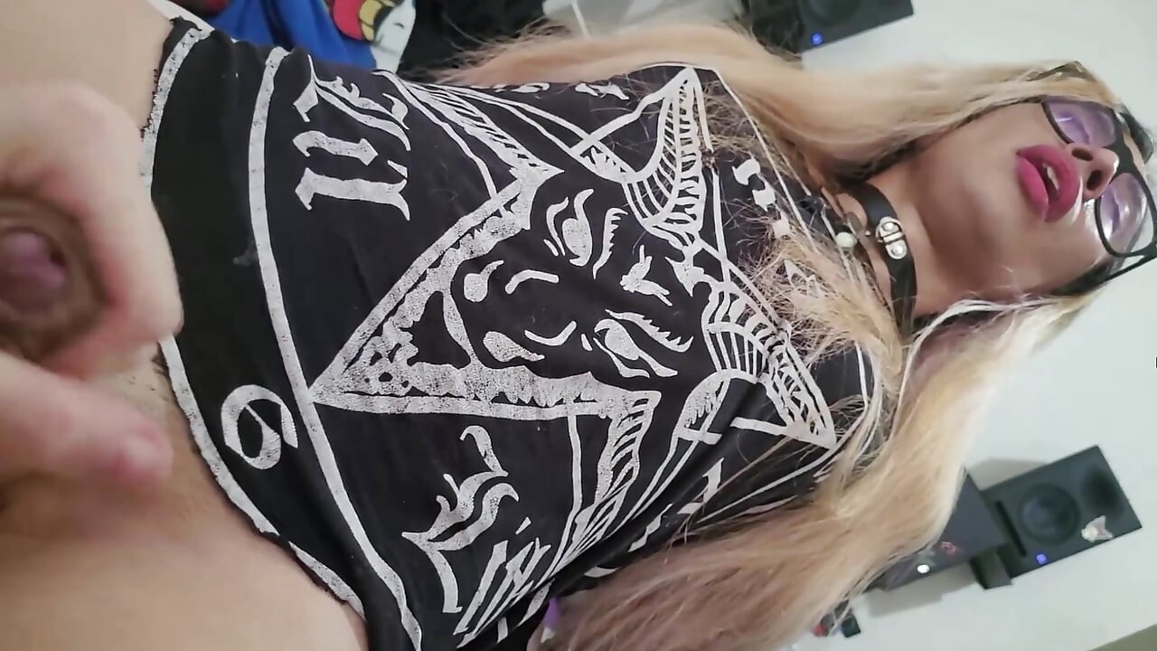 Mainne henshin se saaki ko bachaaya, phir mujhe pata chala ki vah ek trans larki hai, islie mainne use choda
