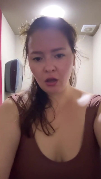 Pawg onani på offentlige badeværelser | Klip 2