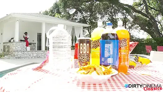 Yemek pişirme vahşi zenci grup seks partisine dönüşüyor