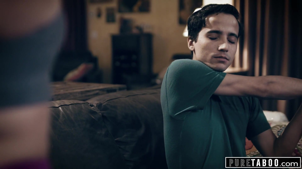 純粋なタブー嫉妬深い息子が継父を誘惑するために継母を誘惑する