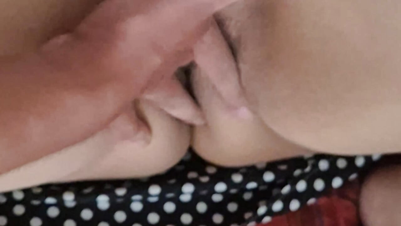 Fingering pussy of MILF