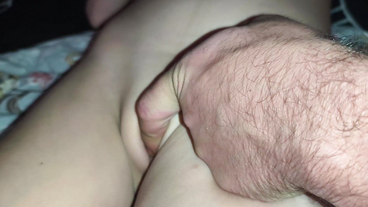 Ik masturbeer het perfecte poesje van mijn stiefzus!