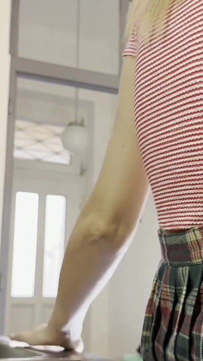 Momen penting dari "istri baru super cantik pakai celana dalam gigi g-string di balik rok mini kampusnya"