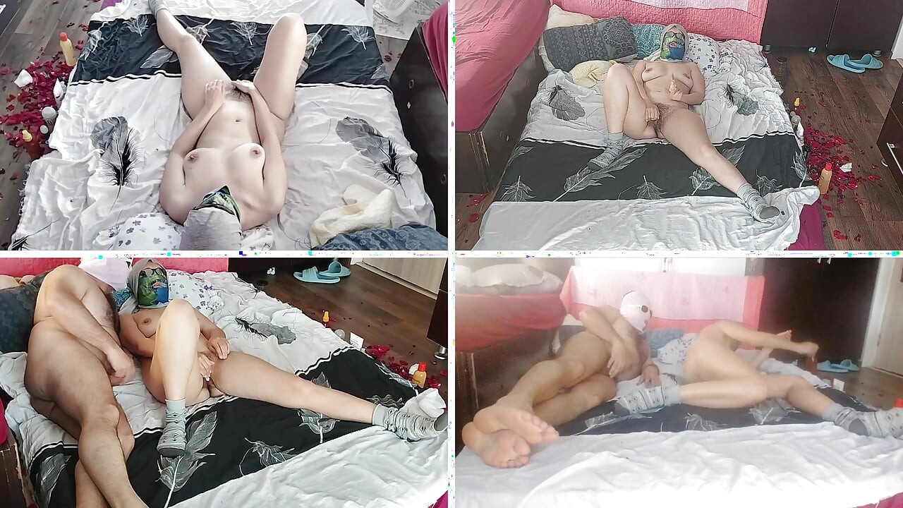 Sinnliche massage eines heißen paares mit Öl auf dem körper. Vorspiel im schlafzimmer mit einem amateur-paar.