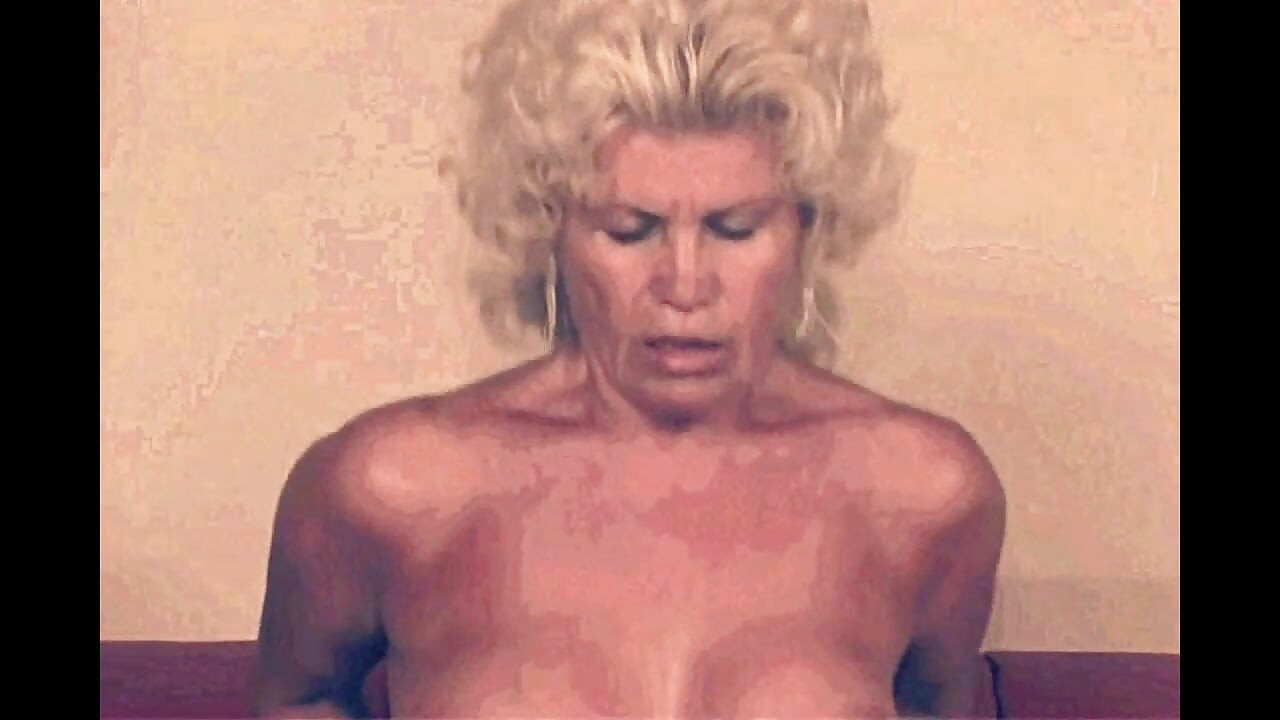 おばあちゃんはハンサムな男をファック