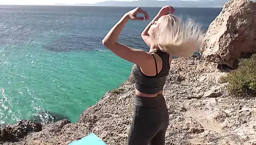 Seks yoga di luar ruangan di tempat terbuka untuk cewek muda rambut pirang