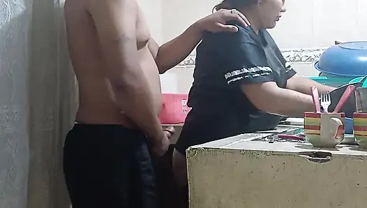 Pembantu disetubuhi oleh bosnya, hampir ditemukan oleh istrinya