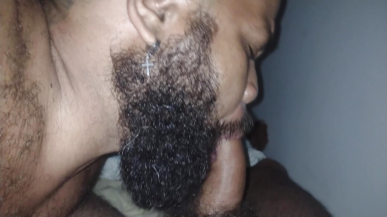 I sucked my straight friend's big cock in secrecy.