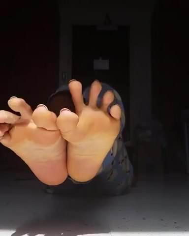 Pretty feet sole tease