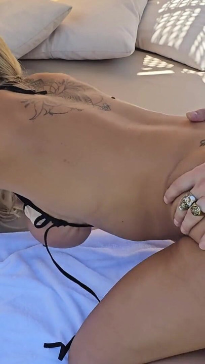 Denise Anders, MILF blonde en forme aux seins géants, se fait baiser au bord de la piscine | Clip 2