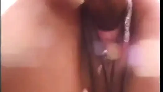 Büyük memeli ve etli amcık dudaklı orta yaşlı seksi kadın küvette adamla sikişiyor