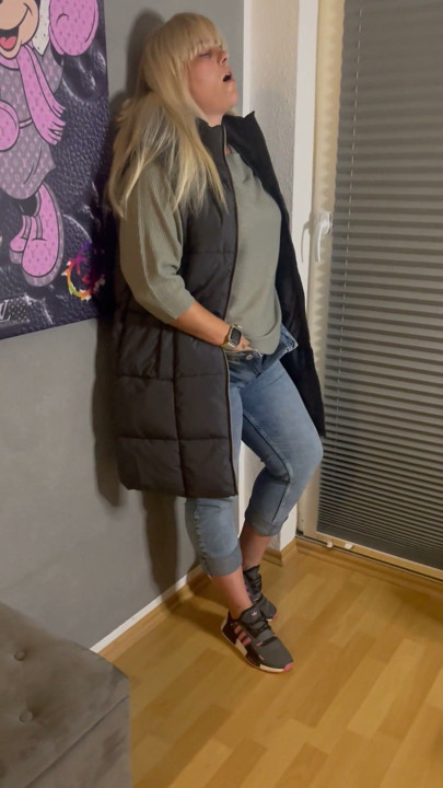 Bonie and Clyde Masturbation Stand Jeans Jacket Pussy Wet Fingering Rubbing Rubbing Clitoris Trembling Twitch Moaning Blonde Couple | Clip 1