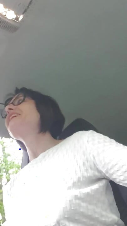 Julie Se Gare Nue Sur Le Bord De La Route