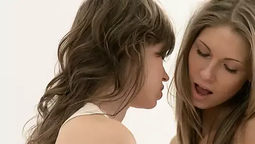 Lesbianas adolescentes con lápiz labial - escena porno americana traviesa 1