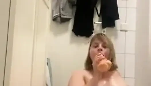 Amcıklı kız büyük dildoyla eğleniyor