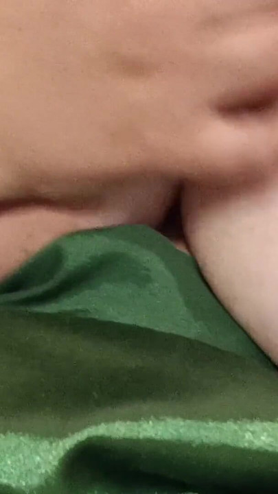 Chatte mouillée à gros nichons | Clip 1