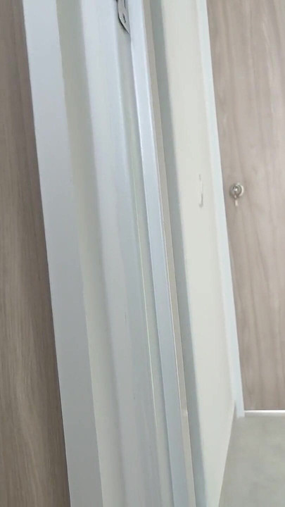 สาวสีผมน้ําตาลแดงโดนจับได้ว่าช่วยตัวเองในห้องอาบน้ํา