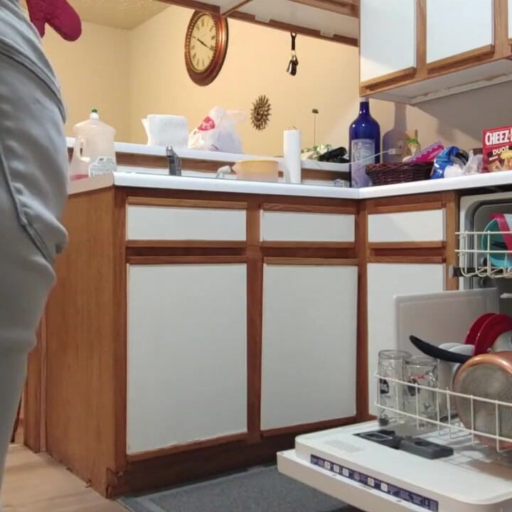 Buttcrack để lộ máy rửa bát dỡ đồ