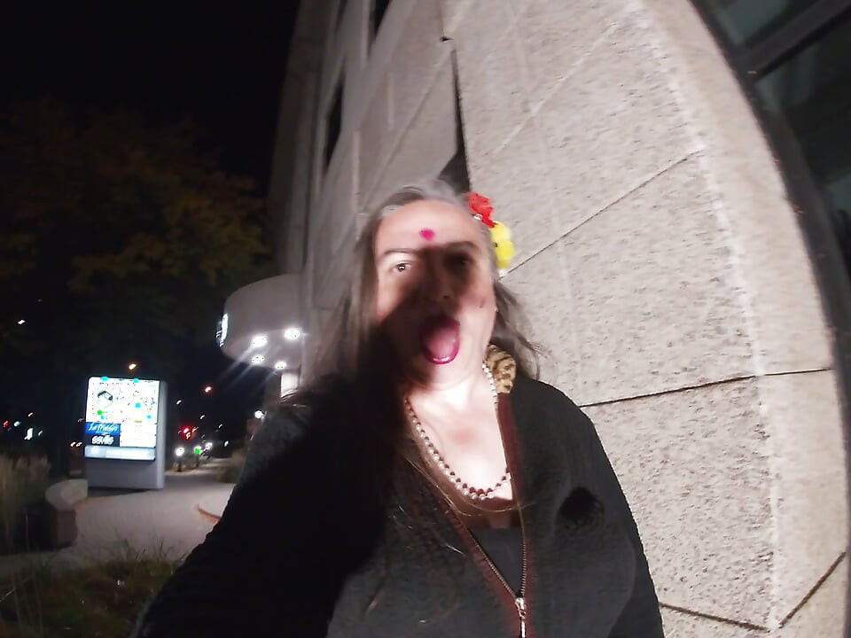 Une tapette mature excitée se tape au coin de la rue pour s’amuser ce soir