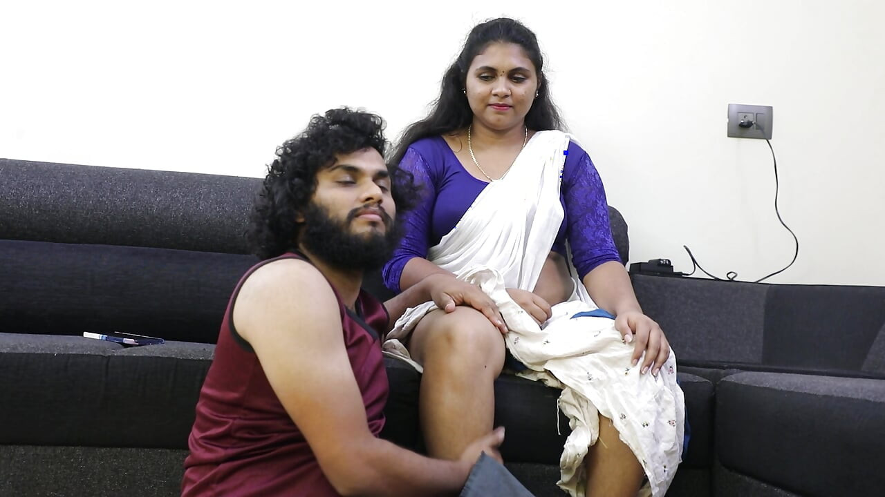 Serva Janu curtindo sexo quente com chefe enquanto assiste tv, mallu serva e chefe foda quente em sofá ehile wattsching tv