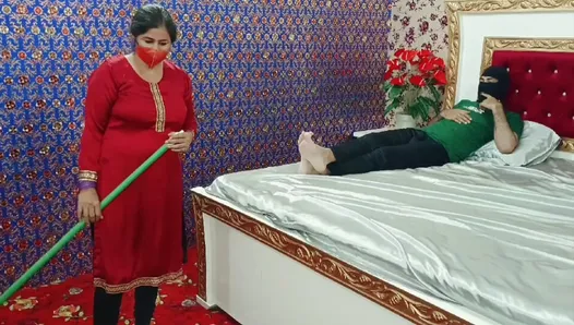 Une femme de ménage pakistanaise en ourdou séduit et baisée durement par son garçon propriétaire de maison