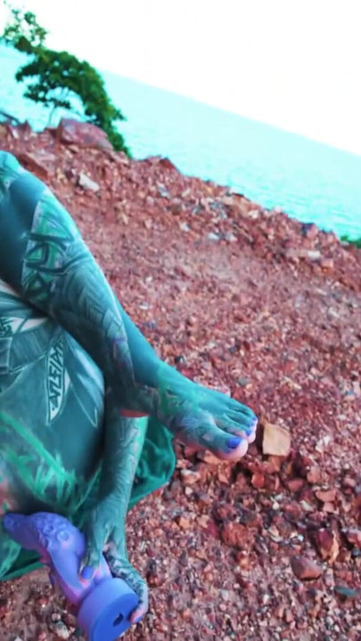 Ich masturbiere draußen in der Nähe meines Anus mit einem Dildo | Clip 1