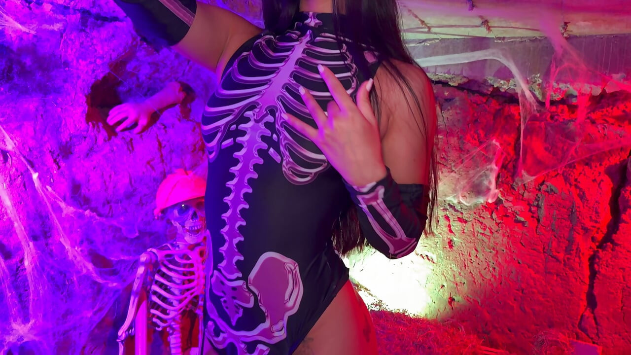 Pequeña mujer colombiana se excita al ver un esqueleto en la noche de Halloween - Carolina Guerrero