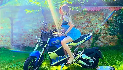 Motorrad-muschi reiben, necken und orgasmus