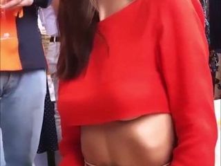 Emily Ratajkowksi in sexy top rosso, mostrando underboob