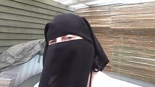 Sexy esposa de grandes pechos se desnuda en niqab y bikini